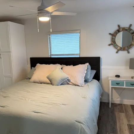 Relaxing retreat on the water-10 minutes to Gulf and Springs!