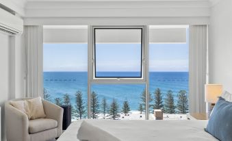 Burleigh Headland 2 Bedroom Stay, Just a Stones Throw from the Beach!