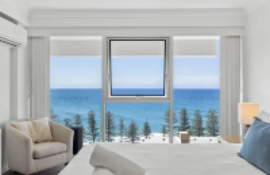 Burleigh Headland 2 Bedroom Stay, Just a Stones Throw from the Beach!