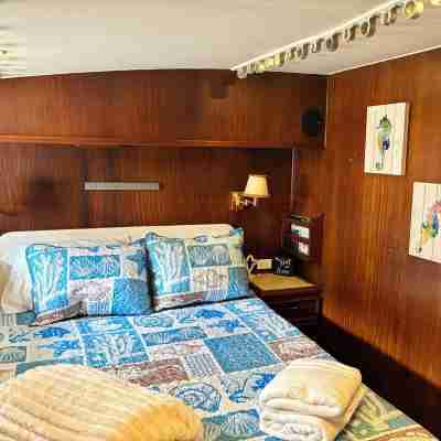 Sentient Waters: 63' Boat With Full Amenities & Sun Deck Rooms