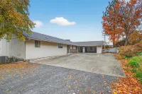 5Br Snake River View Retreat, Hot Tub, Sleeps 13, Steps to River Path.