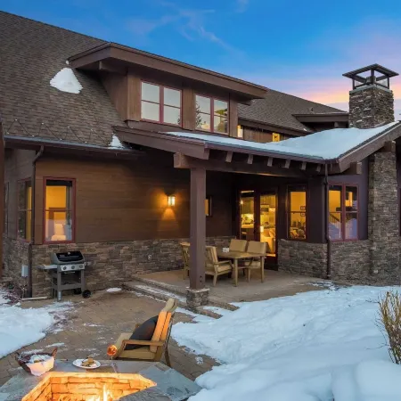 Maple by AvantStay Modern Mountain Home w Cozy Fire Pit 15 Mins Frm Northstar