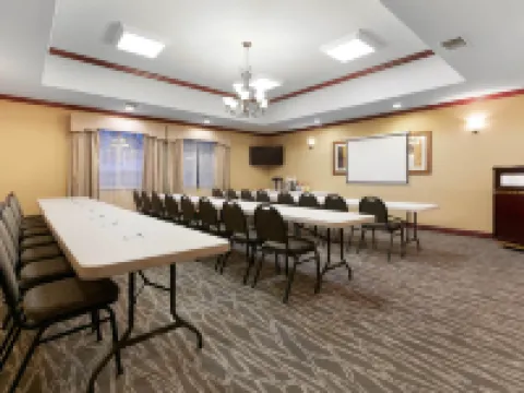 La Quinta Inn & Suites by Wyndham Lindale リンデールのホテル