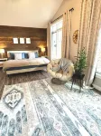 Lakefront Luxury Cabin- Dock, Hot Tub, Firepit, Kayaks, Game Room, Bunk Room