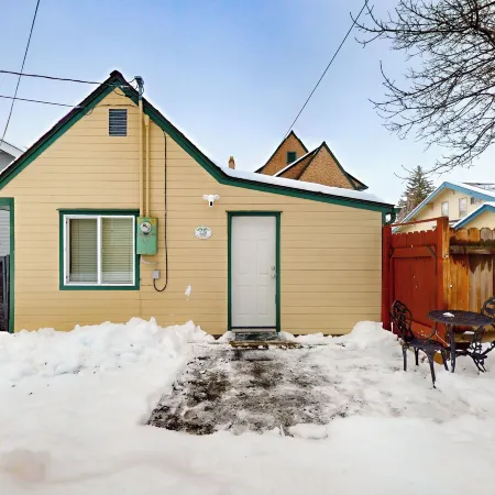 1BR Sunlit Retreat w/ Patio - Near Golf & Parks