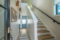 3 BR Duplex w/ Full Kitchen, W & D