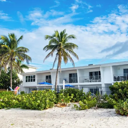 Charming 1-bedroom, Beachfront condo in fabulous Longboat Key steps to the beach