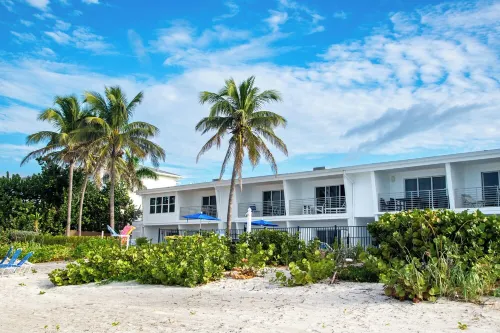 Charming 1-bedroom, Beachfront condo in fabulous Longboat Key steps to the beach Hotels in Longboat Key