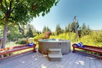 Walk to Water! Foster Lake Family Home w/ Hot Tub - 3성급