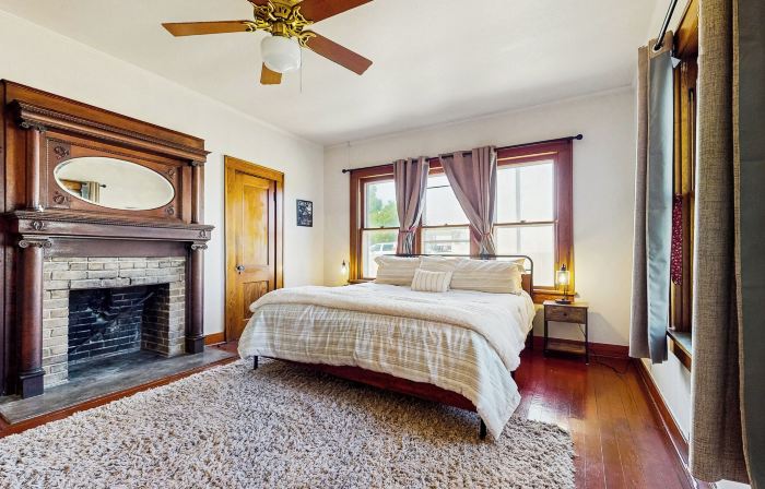 Walkable 1900s Home w/ Porch in Downtown Buda