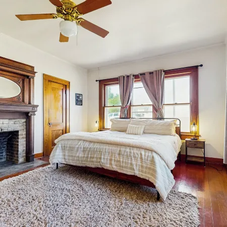 Walkable 1900s Home w/ Porch in Downtown Buda