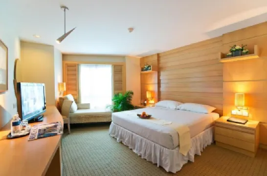 Republic of Singapore Yacht Club Hotels near Yuhua Community Club