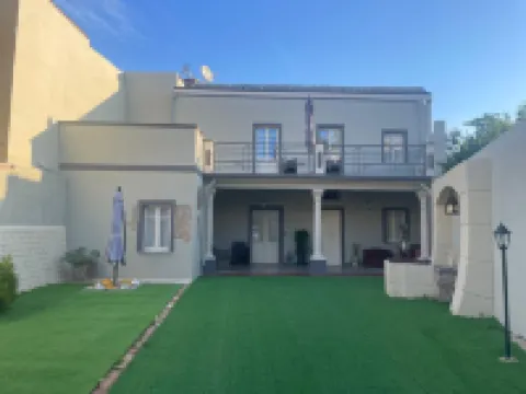 ลักซาร์ สวีทส์ แอนด์ อพาร์ตเมนต์ โรงแรมใน