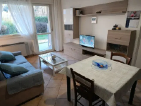 Apartment with private garden two steps from the lake.