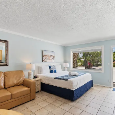 A Tropical Breeze Beach Club - Anna Maria Island Hotels in Holmes Beach