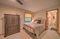 Custom-Built Lakefront Cottage w/ Spacious Yard! - Pysäköinti