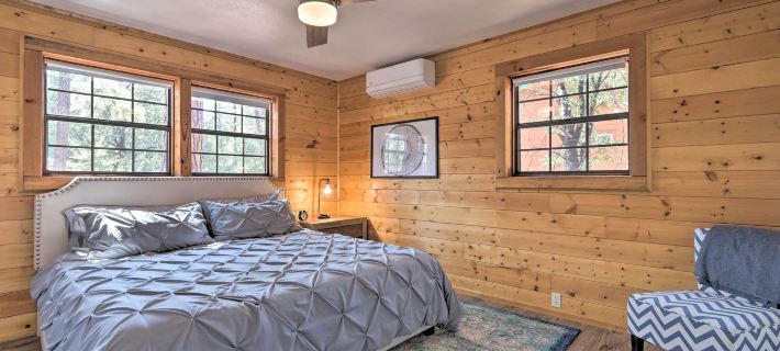 Deck, Games & Fire Pit: Modern Pine Cabin! Hotel di Pine