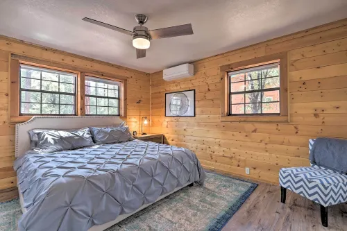 Deck, Games & Fire Pit: Modern Pine Cabin! - Balkon