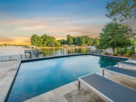 Lakeshore Adrift Hotels in Westport