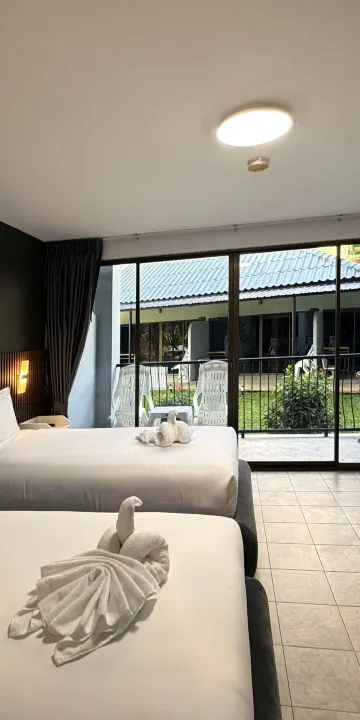 ห้องดีลักซ์ เตียงแฝด พร้อมระเบียง