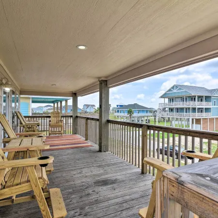 Private Beach Access: Coastal Freeport Home!