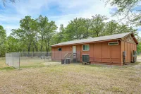 Charming Retreat on 20 Acres w/ Private Lake! - parcheggio