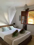 Comfortable villa, swimming pool, tropical garden, near beach st Anne, 8 pers