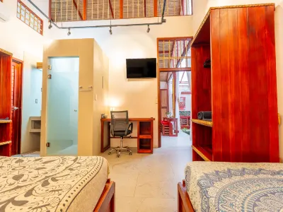 Uva Blue Villas - Pool House - AC, 3 Ensuite bedrooms, 8 guests, Koi Fish Pond  호텔