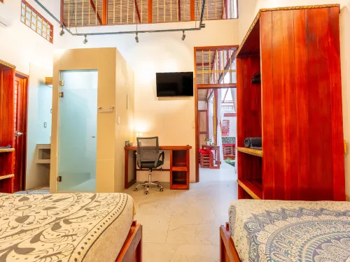 Uva Blue Villas - Pool House - AC, 3 Ensuite bedrooms, 8 guests, Koi Fish Pond