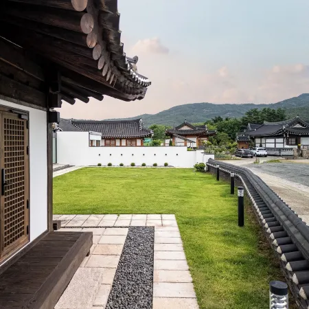 Gyeongju Hwarangroo Отели рядом с достопримечательностью «Королевские гробницы Орын»