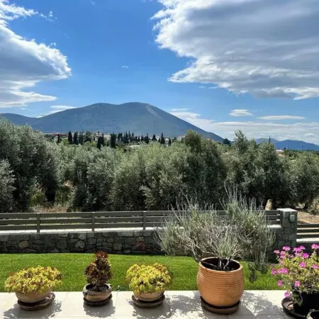 House Sleeps 6 With Private Pool