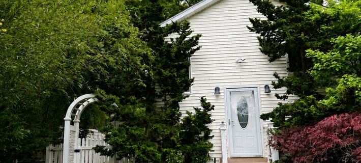 Hamptons Retreat • Hot Tub • Minutes to Beaches Hotels in Hampton Bays