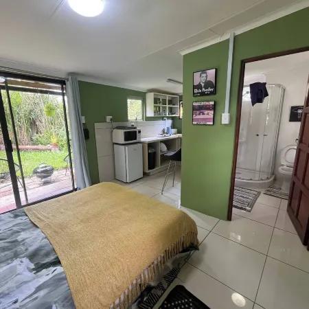 Cozy private cottage with garden views at Ferngrove