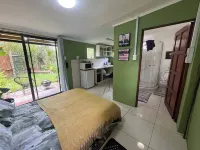 Cozy private cottage with garden views at Ferngrove - bar
