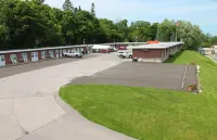 Budget Host Crestview Inn - parking
