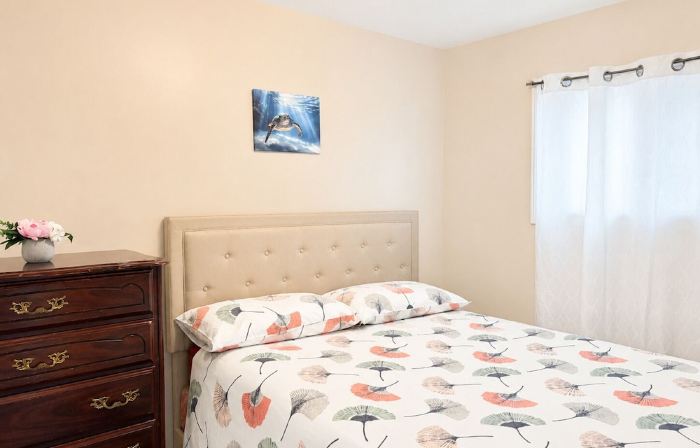 Cozy 2Br Cottage • Walk to Beach 1 • Free Parking & WiFi