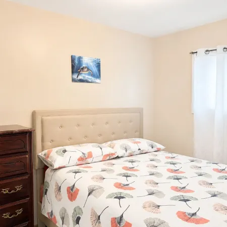 Cozy 2Br Cottage • Walk to Beach 1 • Free Parking & WiFi