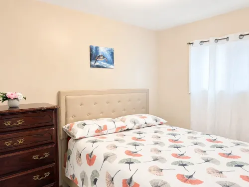 Cozy 2Br Cottage • Walk to Beach 1 • Free Parking & WiFi - Landsted