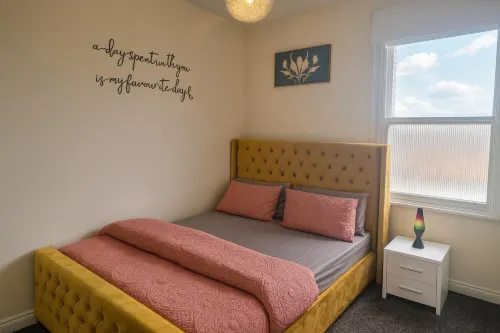 2 Bed - Sleeps 6 - Private Balcony - City Centre - 2-Star