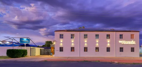The Phoenix Artesian Spa Resort and Accommodation - parking