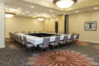 DoubleTree by Hilton Hotel Grand Rapids Airport - parking
