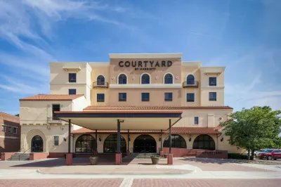 Courtyard Wichita at Old Town Отели в г. Уичито