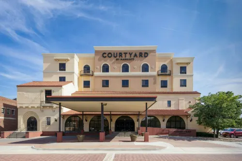 Courtyard Wichita at Old Town - bar