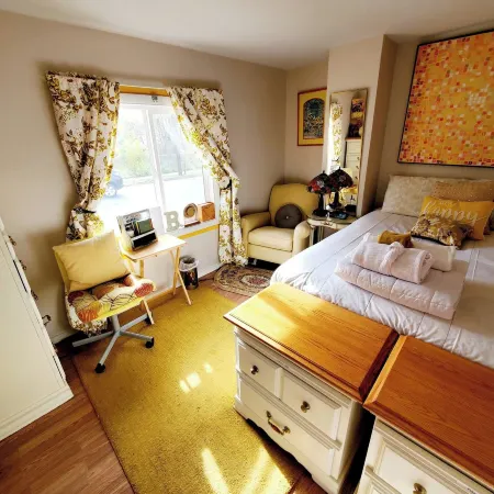 Room-Yellow Room Near Yale