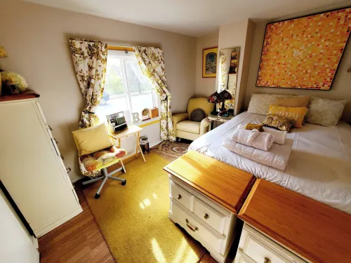 Room in Apartment - Cozy Yellow Queen Bed by Yale U - 2-نجوم