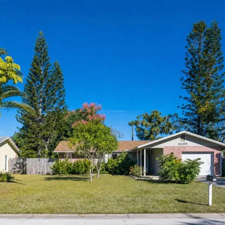2Bed/2Bath Home with Pool and Fenced-in Yard 5 Min. from DT and 15 to Beach.