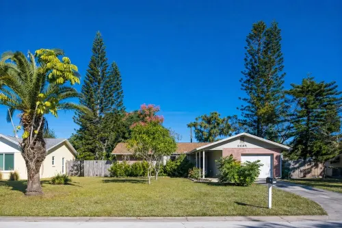 2Bed/2Bath Home with Pool and Fenced-in Yard 5 Min. from DT and 15 to Beach. - Private Pool