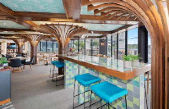 麥奎利港帆船瑞吉斯酒店, EVT旗下