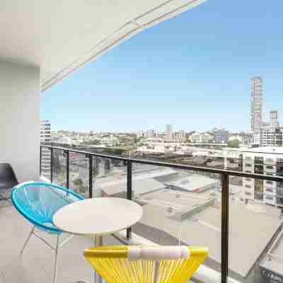 South Brisbane 2 Bedrooms Apartment with Free Parking by KozyGuru Others