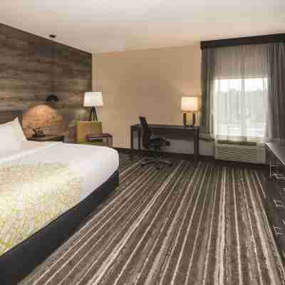 La Quinta Inn & Suites by Wyndham Atlanta South - McDonough Rooms